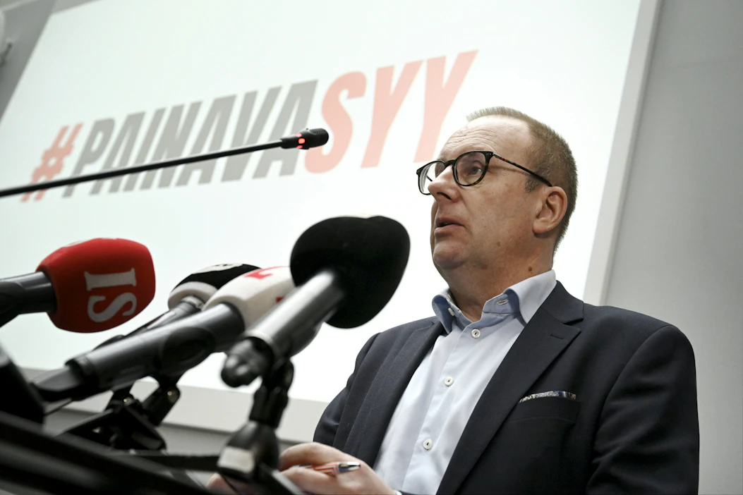 SAK:n puheenjohtaja Jarkko Eloranta puhui tiedotustilaisuudessa tiistaina. LEHTIKUVA / Markku Ulander.