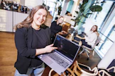 Kuopiolaisen koodikoulun johtaja Laura Nykänen (kuvassa etualalla) sekä tekniset koordinaattorit Erika Kovanen (takana vasemmalla) ja Roosa Ritvanen valmistautuvat ottamaan vastaan koulun ensimmäisen opiskelijaerän keväällä.