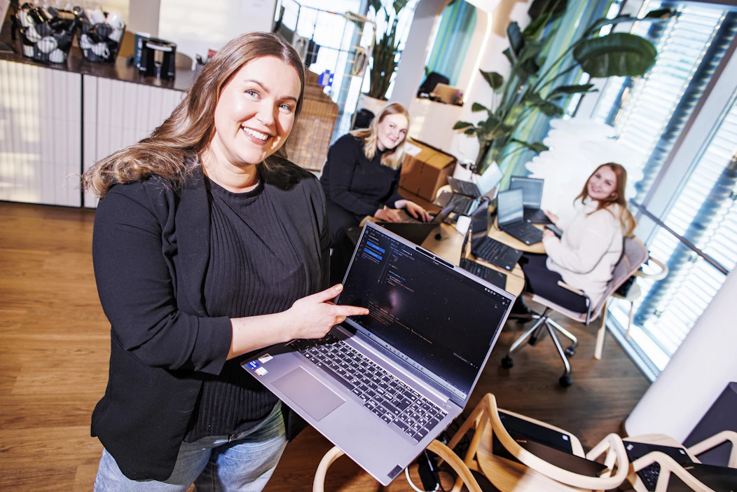 Kuopiolaisen koodikoulun johtaja Laura Nykänen (kuvassa etualalla) sekä tekniset koordinaattorit Erika Kovanen (takana vasemmalla) ja Roosa Ritvanen valmistautuvat ottamaan vastaan koulun ensimmäisen opiskelijaerän keväällä.