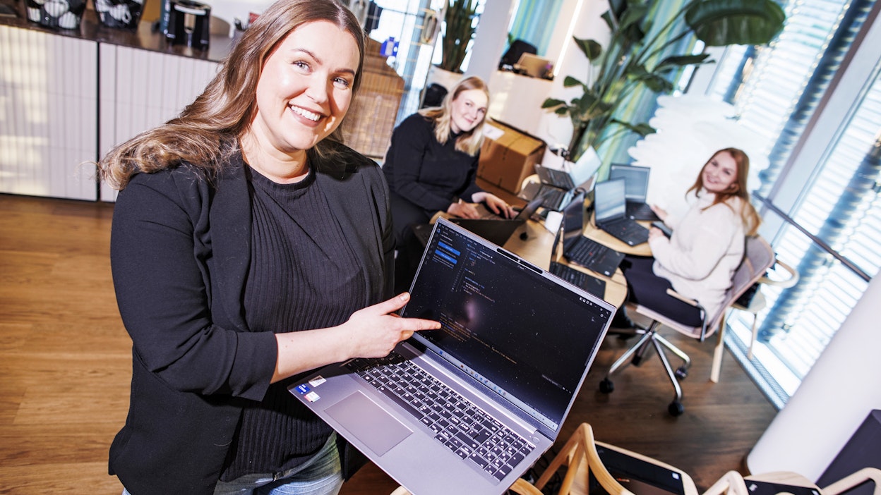 Kuopiolaisen koodikoulun johtaja Laura Nykänen (kuvassa etualalla) sekä tekniset koordinaattorit Erika Kovanen (takana vasemmalla) ja Roosa Ritvanen valmistautuvat ottamaan vastaan koulun ensimmäisen opiskelijaerän keväällä.