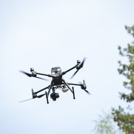 Droonin lennättäminen yksityisalueella voi loukata yksityisyyttä. Kuvituskuva.