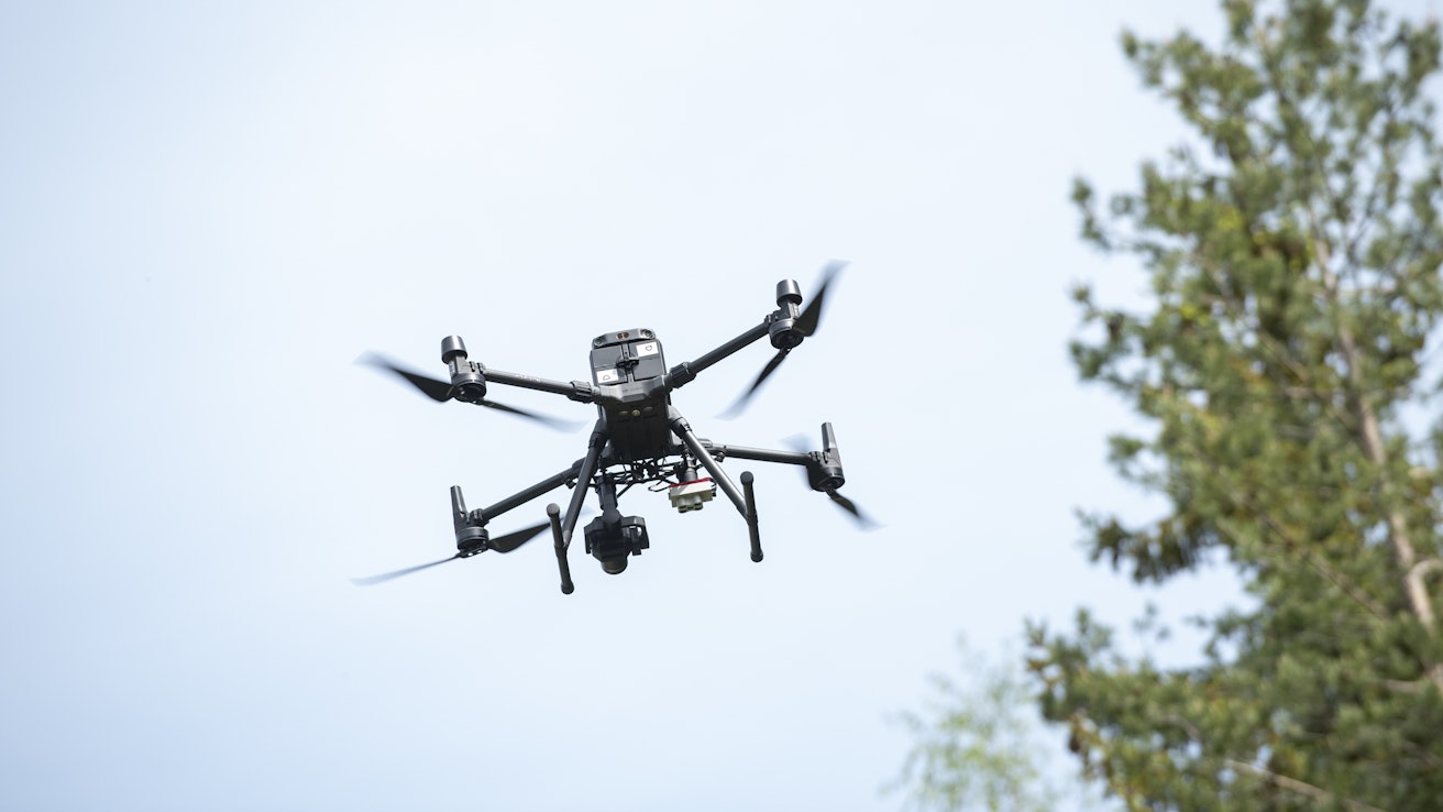 Droonin lennättäminen yksityisalueella voi loukata yksityisyyttä. Kuvituskuva.