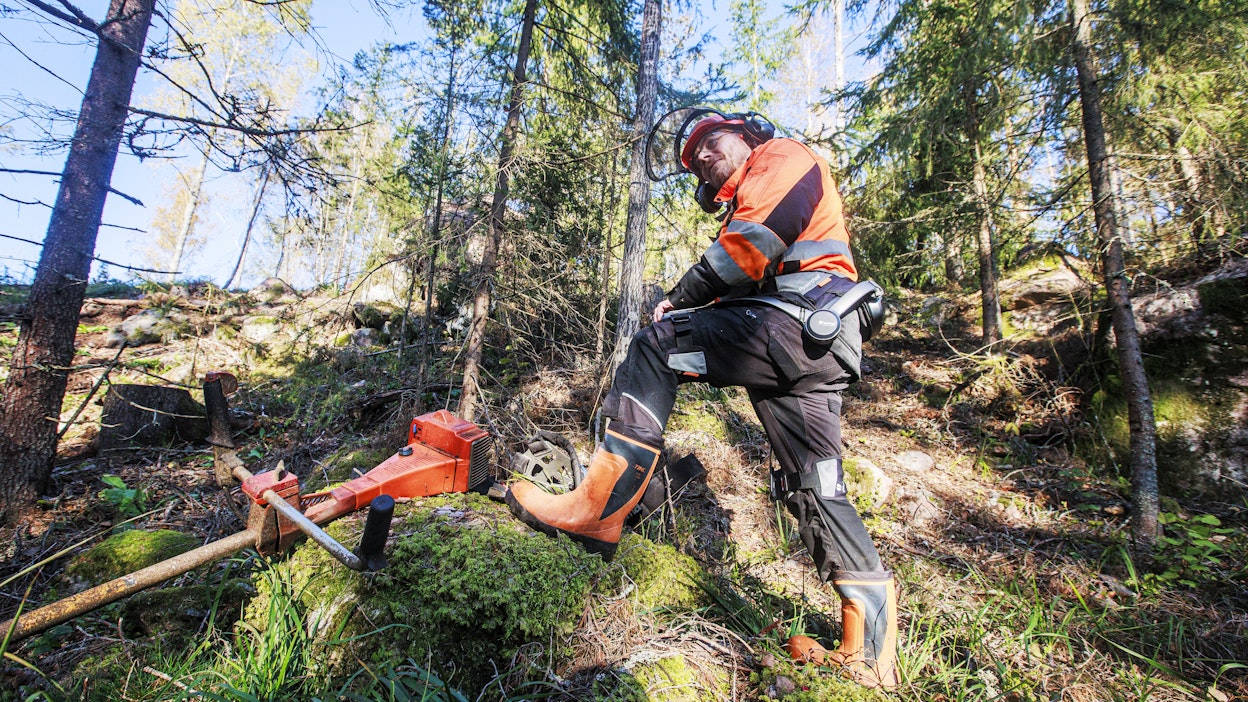 Petri Kuossari aikoo jatkossakin käyttää eksoskeletonia metsähoitotöissä. Tähän asti se on ollut käytössä lähinnä metsällä.