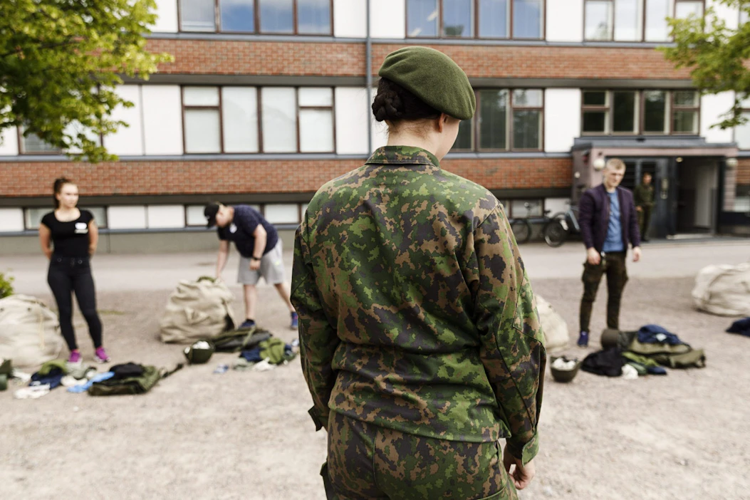 Maavoimien mukaan naisten vapaaehtoiseen asepalvelukseen hakeneiden määrä on vakiintunut yli tuhanteen hakijaan vuosittain. Viime keväänä hakijoita oli lähes 1 600. Kuvituskuva. LEHTIKUVA / Roni Rekomaa.