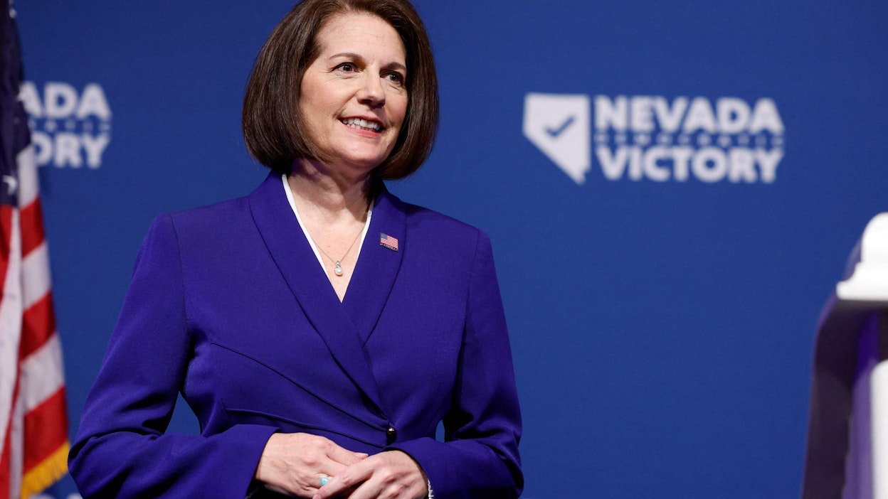 Istuva senaattori Catherine Cortez Masto valittiin Nevadassa jatkokaudelle ja demokraatit varmistivat enemmistön senaatissa. Jäljellä oleva Georgian senaattoripaikka ratkeaa joulukuussa. LEHTIKUVA/AFP. 