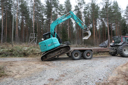 Toistaiseksi jälkiasenteisiin metsäalustoihin asennetaan alkuperäiset ajomoottorit, mutta  jatkossa saataville tulee myös järeämmät versiot. Asiakaskokemusten mukaan potku kuitenkin riittää myös vakiona. 