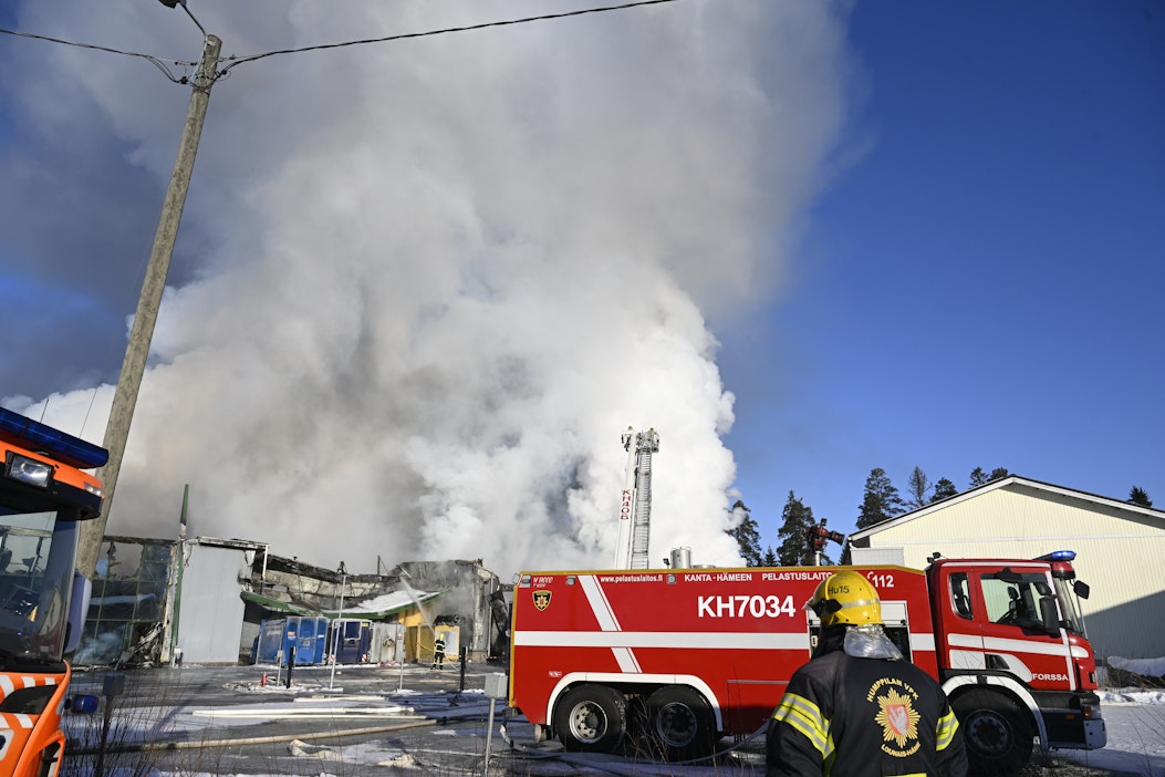 Jokioisten Leivän tehdas tuhoutui sunnuntaisessa palossa kokonaan. HEIKKI SAUKKOMAA / LEHTIKUVA.