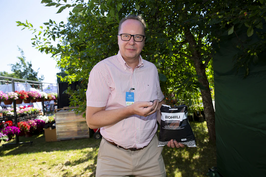 Biohiili lisättynä lantaan tai kompostiin on tehokkain tapa parantaa maan hyvinvointia ja tuottavuutta, sanoo Markku Suutari.