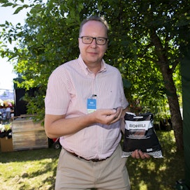 Biohiili lisättynä lantaan tai kompostiin on tehokkain tapa parantaa maan hyvinvointia ja  tuottavuutta, sanoo Markku Suutari.