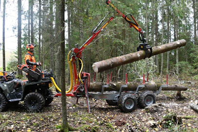 M36-nosturissa riittää voimaa isompienkin pölkkyjen nostoon.