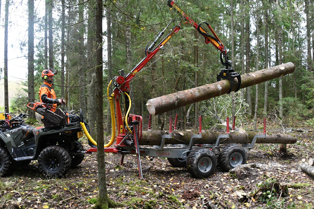 M36-nosturissa riittää voimaa isompienkin pölkkyjen nostoon.