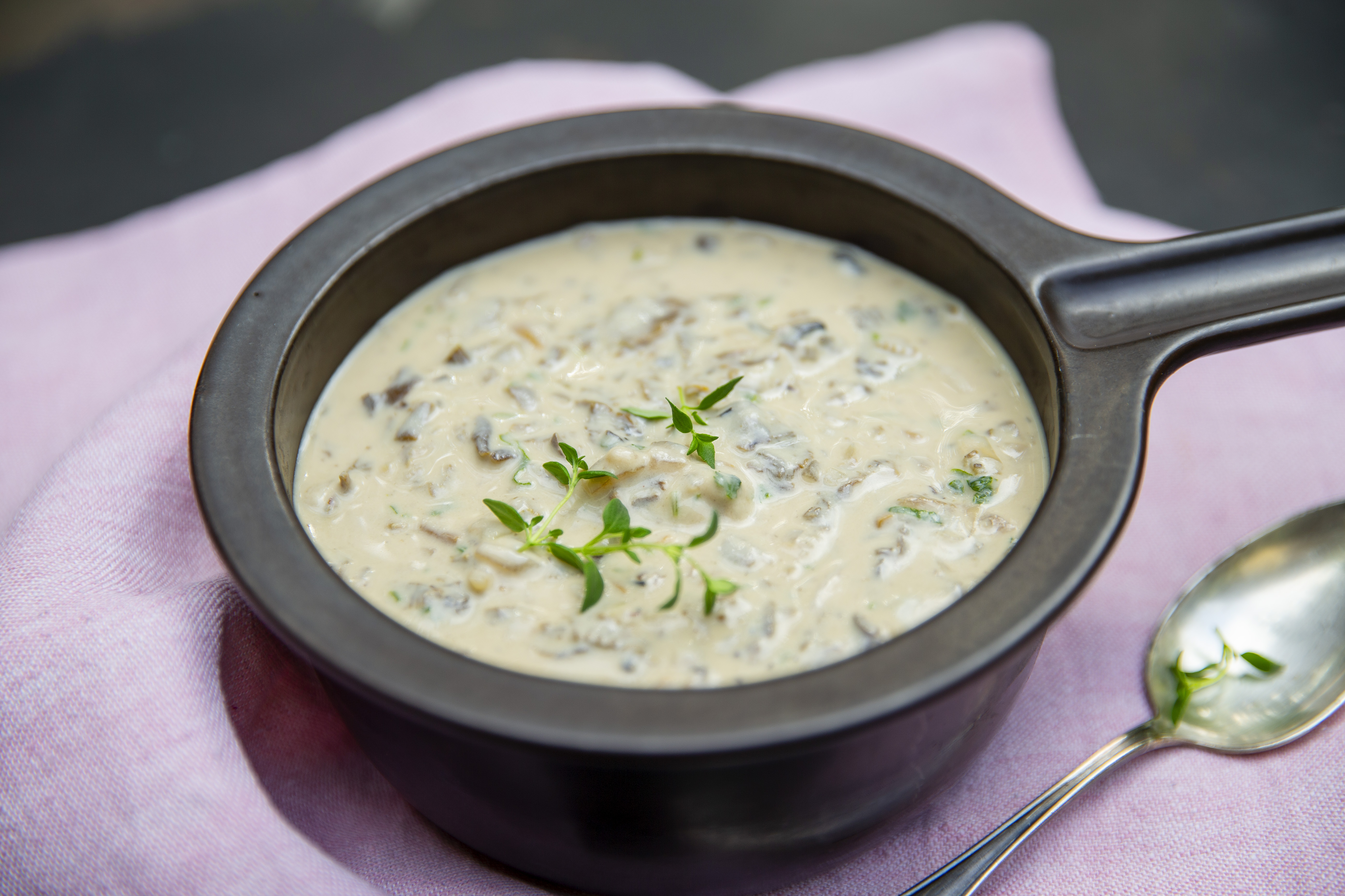 Persilja ja timjami antavat yrttistä makua samettiselle sienikastikkeelle.