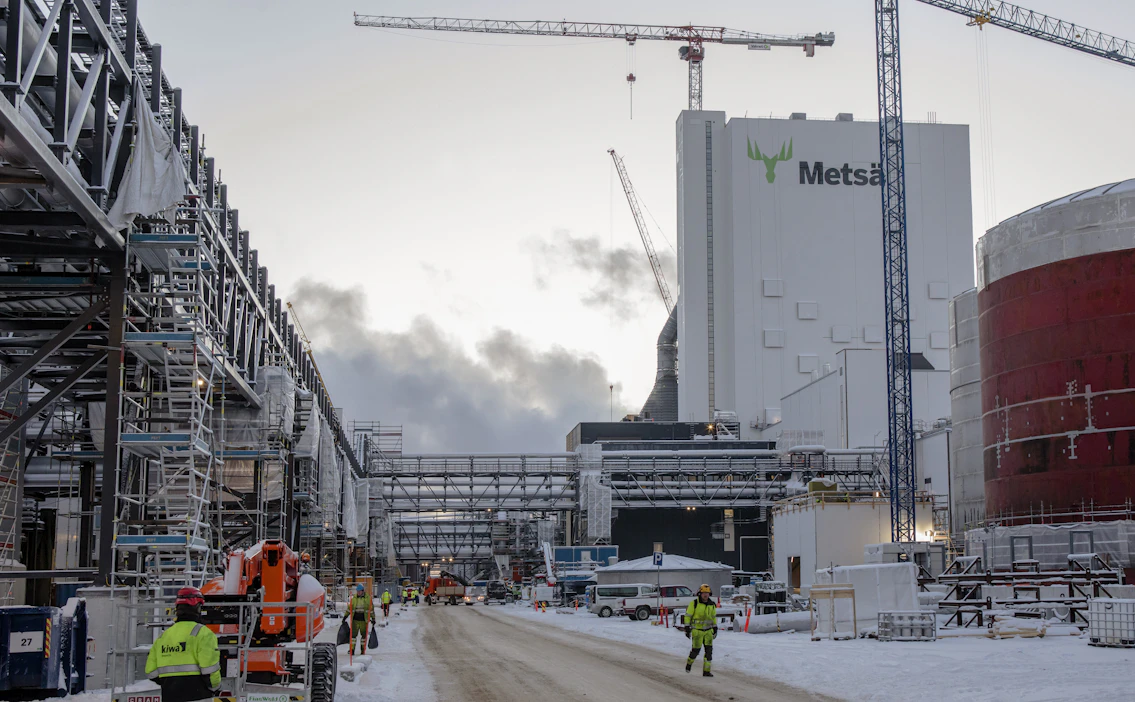 Metsä Fibren uusi biotuotetehdas rakentuu parhaillaan Kemissä. Tehtaan on määrä käynnistyä tämän vuoden kolmannella neljänneksellä. Kuva on joulukuun lopulta.