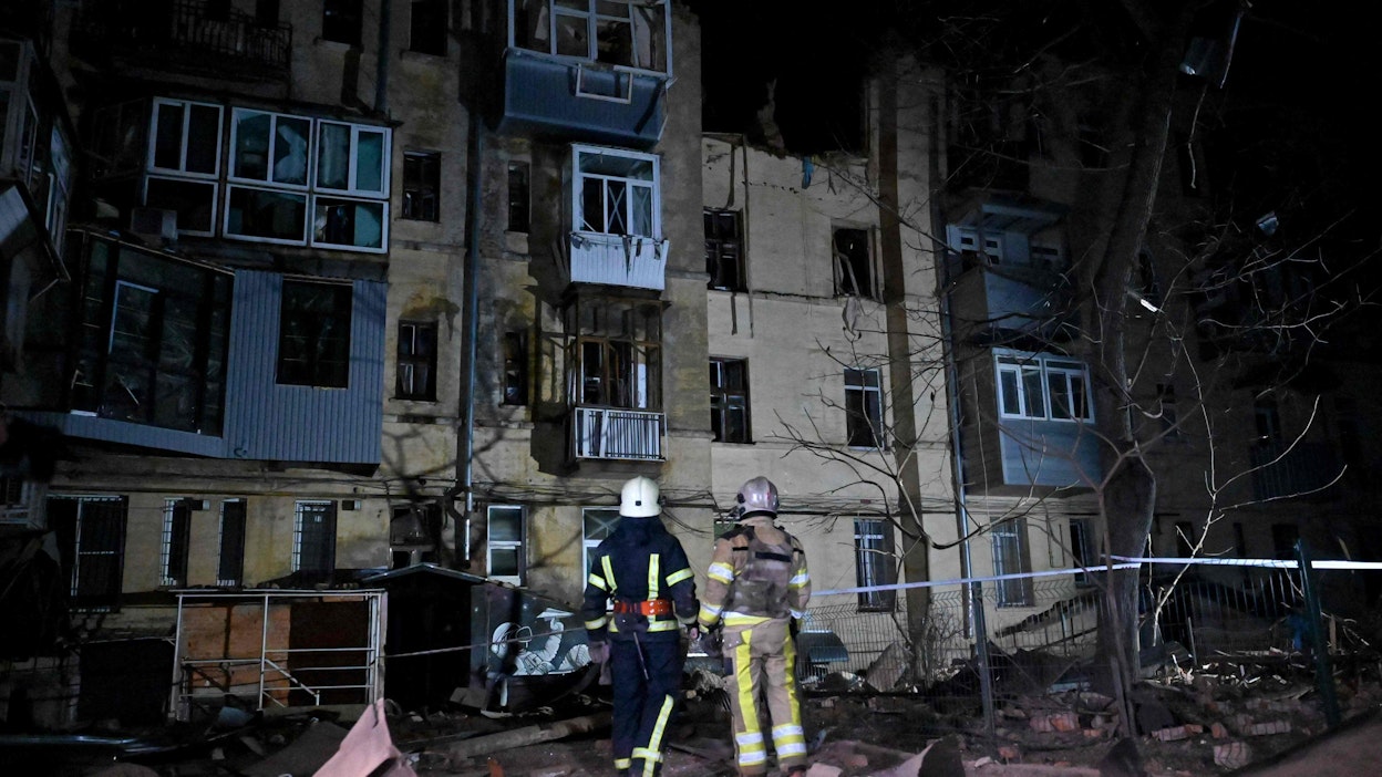Ukrainan Harkovassa raivattiin varhain maanantaina Venäjän ohjusiskun tuhoja. 