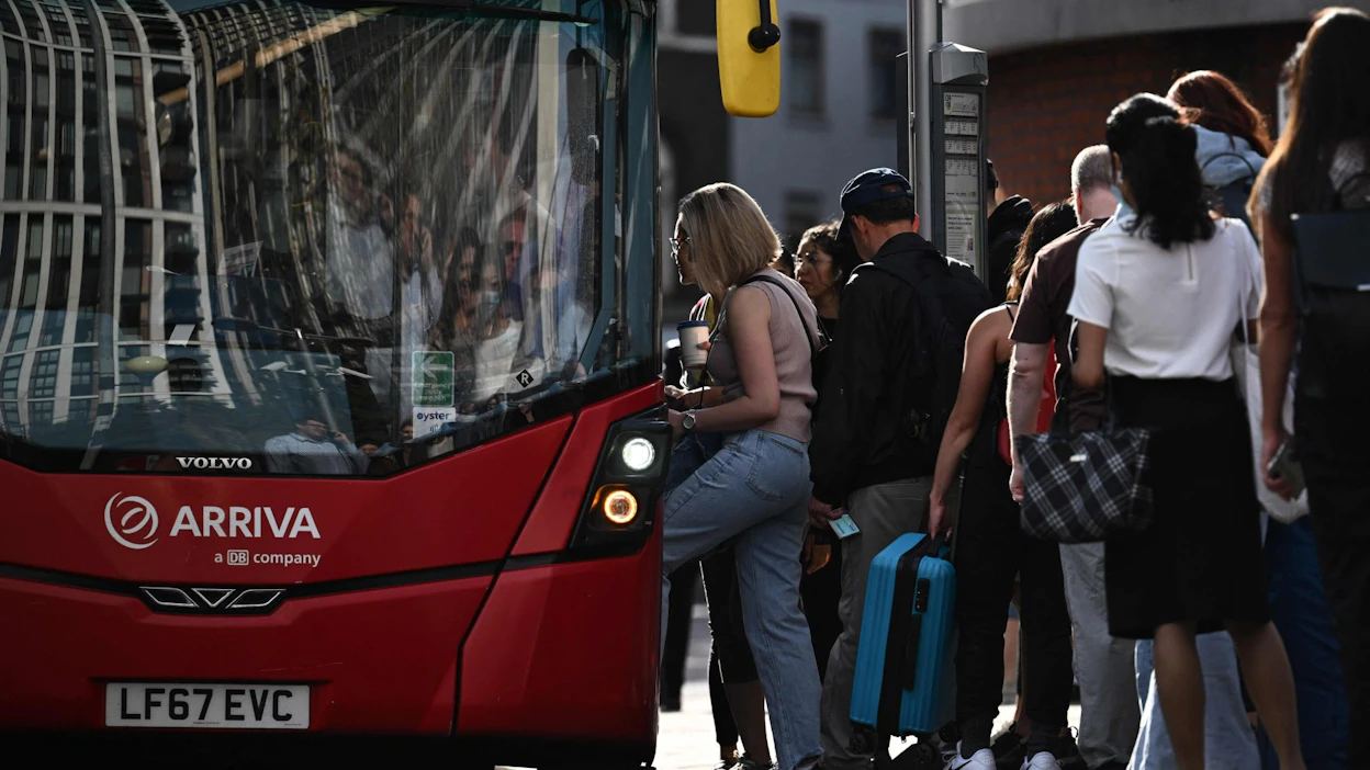 Lontoossa jonotettiin tiistaina bussiin rautatiealan työntekijöiden aloitettua suurimman lakon vuosikymmeniin.
