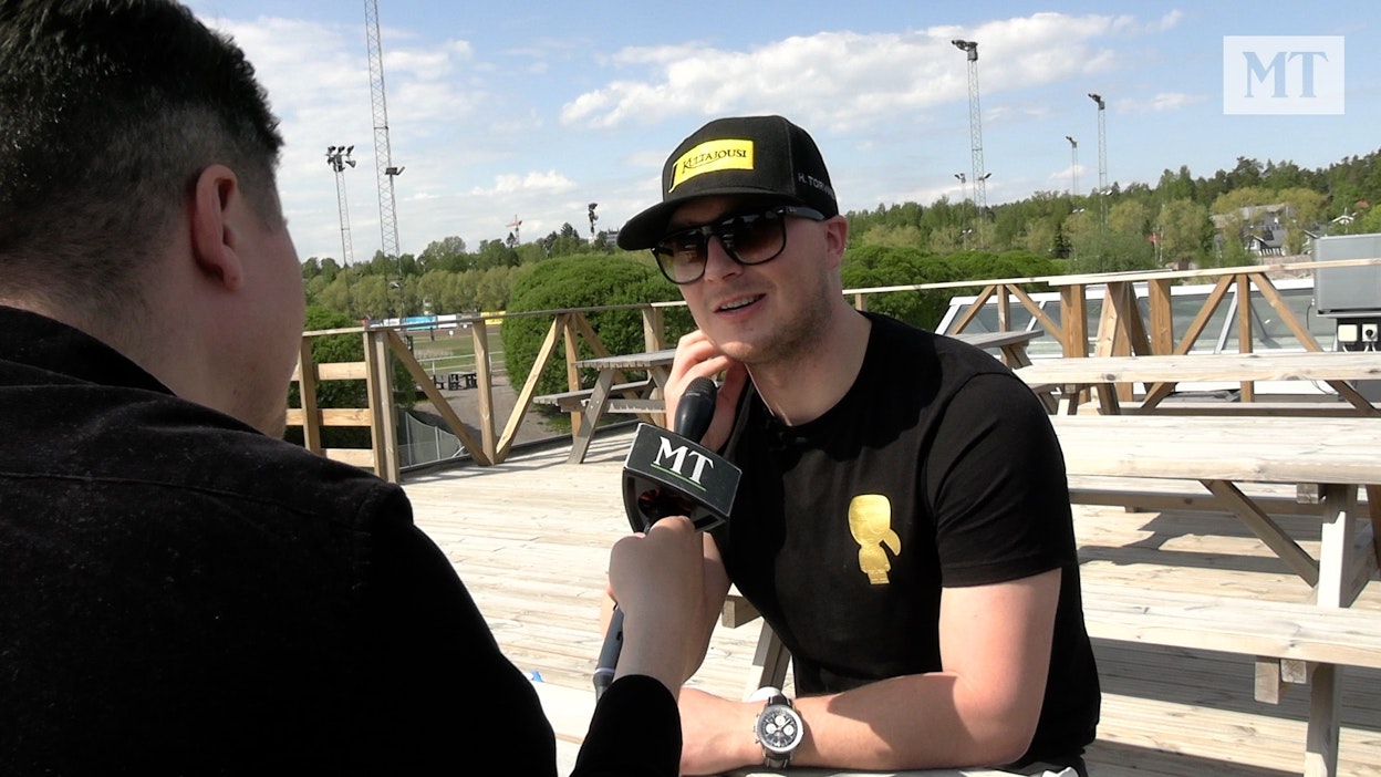 Lauri Hyvönen (vas.) haastattelee Hannu Torvista MT Hevoset -ohjelmassa.