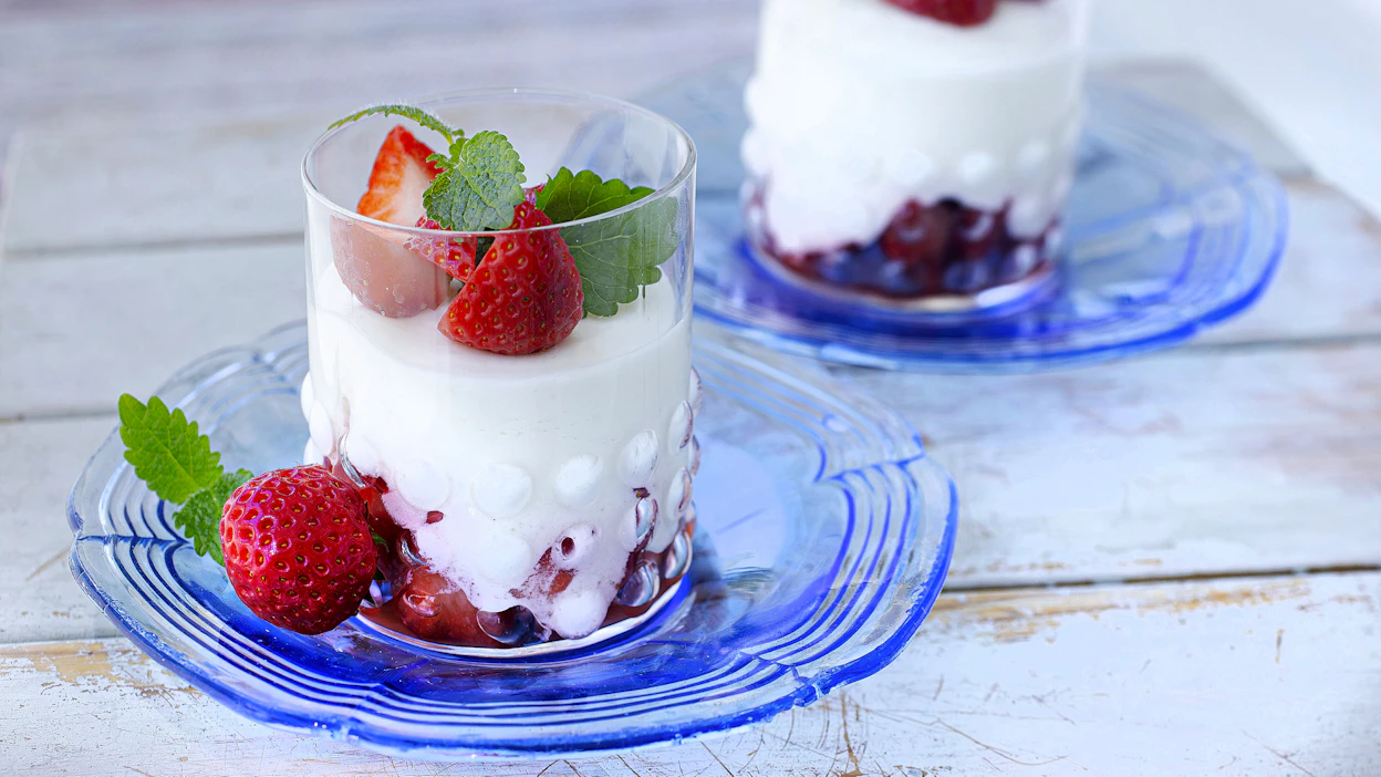 Tuoreista mansikoista ja piimästä valmistettu hyytelö on suomalainen versio italialaisesta panna cotasta.
