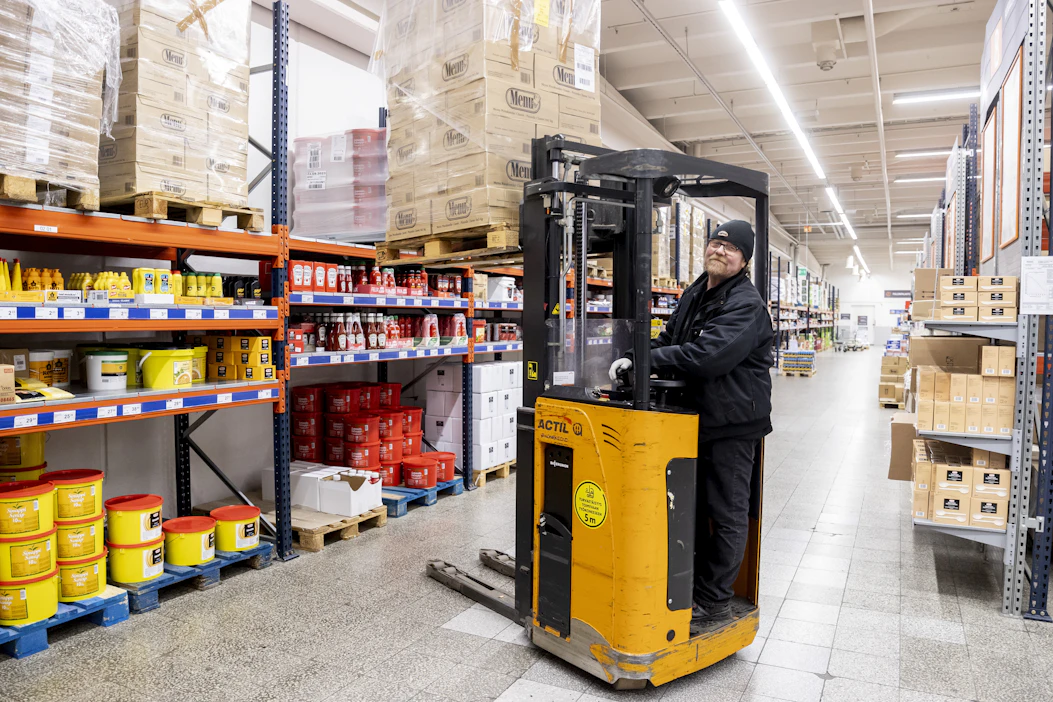 Jussi Silvennoinen täytti hyllyjä Kespron Noutotukussa Tampereen Nekalassa perjantaina. Kespron asiakkaisiin kuuluu eksoottisia makuja tarjoavia ravintoloita, jotka tarvitsevat ruokiinsa ulkomailla tuotettavia raaka-aineita.
