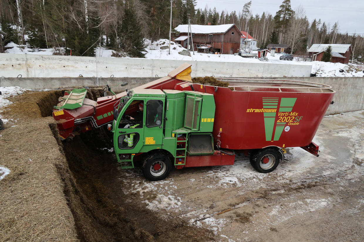 Täyttöjyrsimellä vaunun täyttö on vaivatonta. Aivan siilon reunaan jyrsin ei yllä, mutta seinämälle jäävä säilörehu työnnetään etukuormaajan kauhalla aika ajoin alas.