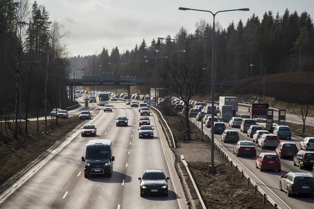Oikukkaiden kevätkelien aikaan on tärkeää huolehtia renkaiden kunnosta. Liikenteeseen ei tule lähteä sairaana tai väsyneenä. Kuvituskuva.