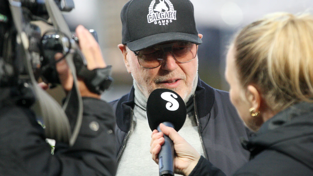 Timo Nurmos median jututettavana Moder Teresa Sisun Oaks-voiton jälkeen Solvallassa reilu kuukausi sitten.