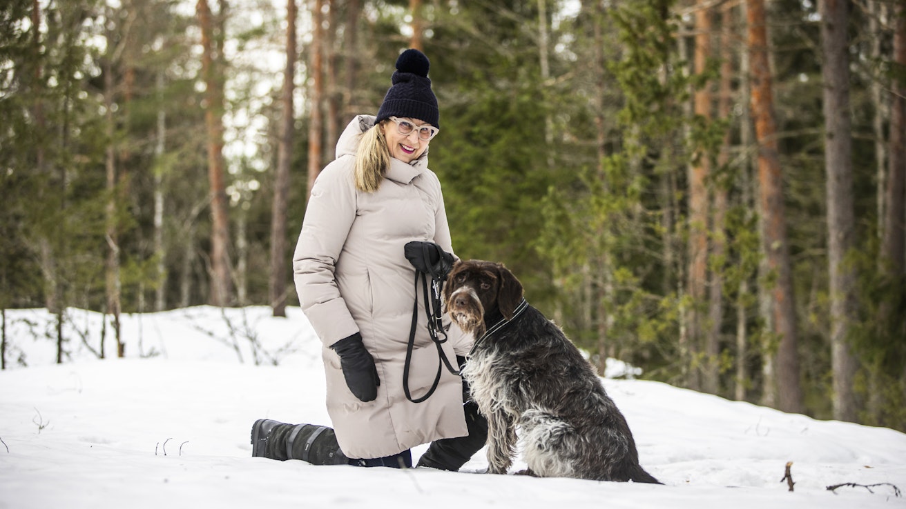 Koirat kuuluvat professori Anu Baskin vapaa-aikaan. Kuvauksessa Espoon keskuspuistossa mukana oli Lulu-koira.