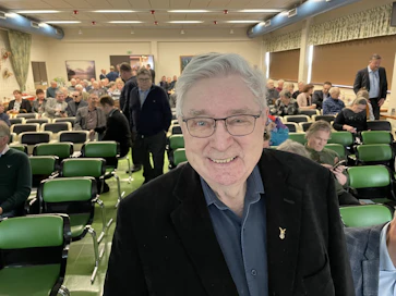 Apetitin isoihin henkilöomistajiin lukeutuva Esko Eela, 86, kertoi puheenvuorossaan yhtiökokousväelle kokeneensa, että ”yhtiön suunta on oikea, tulos on parantunut ja on karsittu oksia”. Eela viittasi myytyyn viljakauppaan, jota Apetit ei osannut hoitaa.