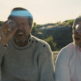 Martti Suosalo ja Ville Myllyrinne hassuttelevat valkokankaalla Sieniretki-elokuvassa.