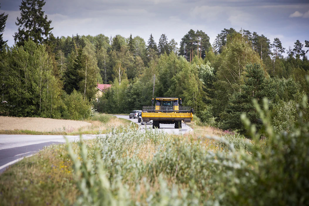 Puimurin perässä ajavan on hyvä muistaa, että raskaan maatalouskoneen kuljettajan näköpiiriin jää kuolleita kulmia.