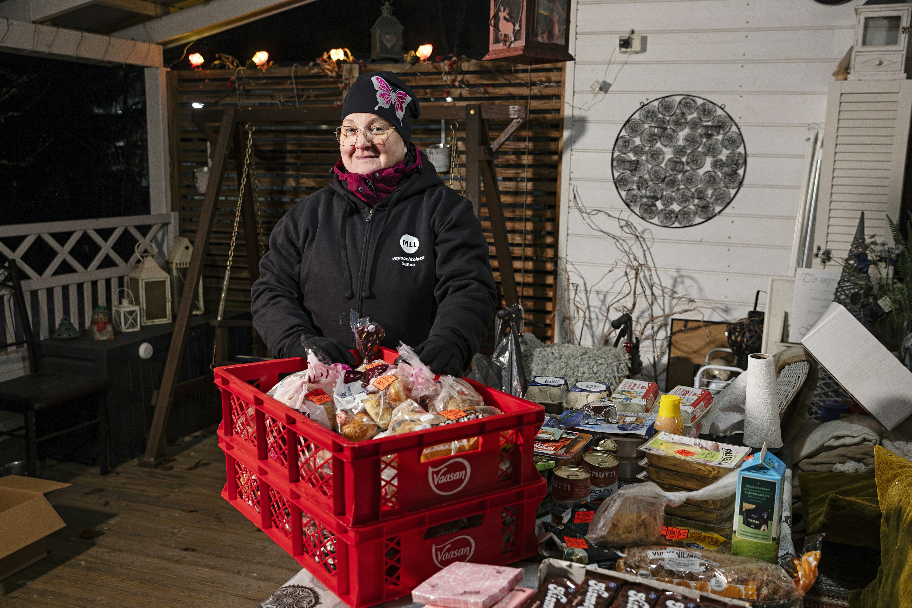 Sanna Kouva toimii MLL Kempeleen ruokavastaavana. Yhdistyksen vapaaehtoiset jakavat ruokaa vähävaraisille kahdeksan kertaa viikossa.