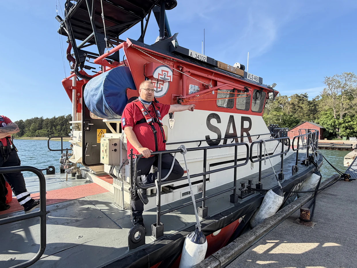 Heikki Laurila Rimic-alueen kannella. SAR tarkoittaa etsintää ja pelastusta (search and rescue).