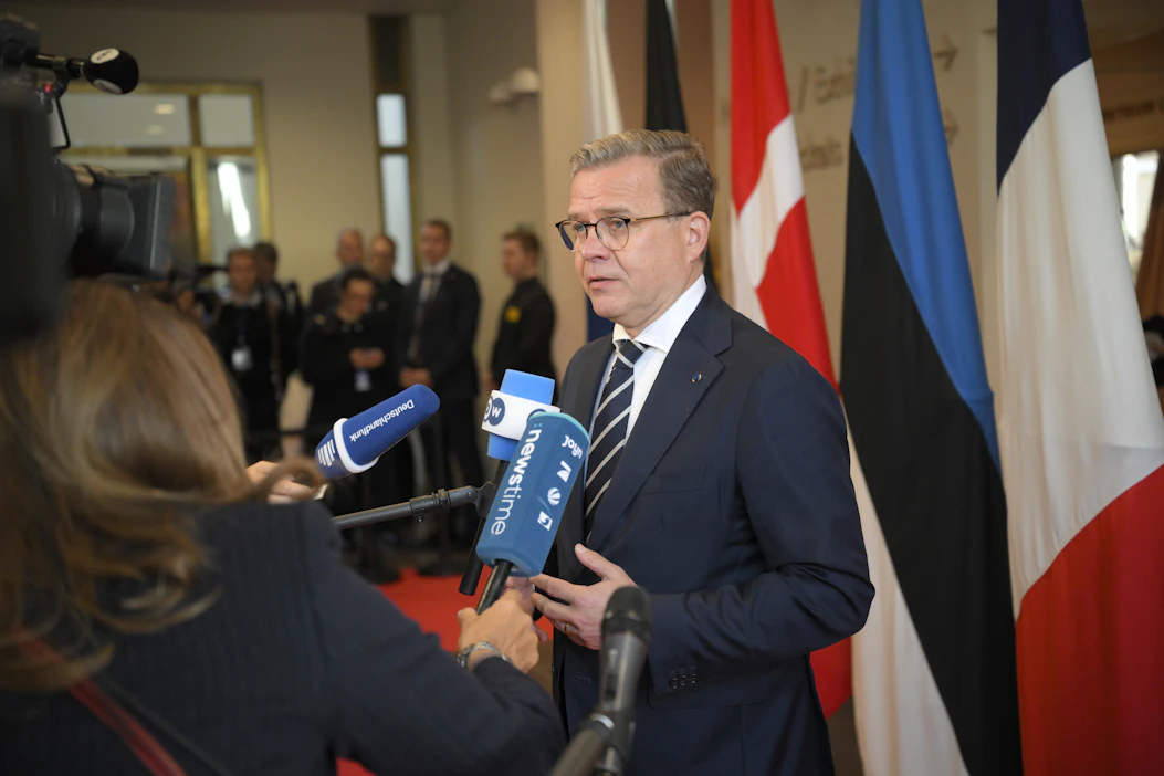 Pääministeri Petteri Orpo kommentoi Venäjän iskua Rovaniemellä järjestettävässä arktisessa huippukokouksessa. JOUNI PORSANGER / LEHTIKUVA.