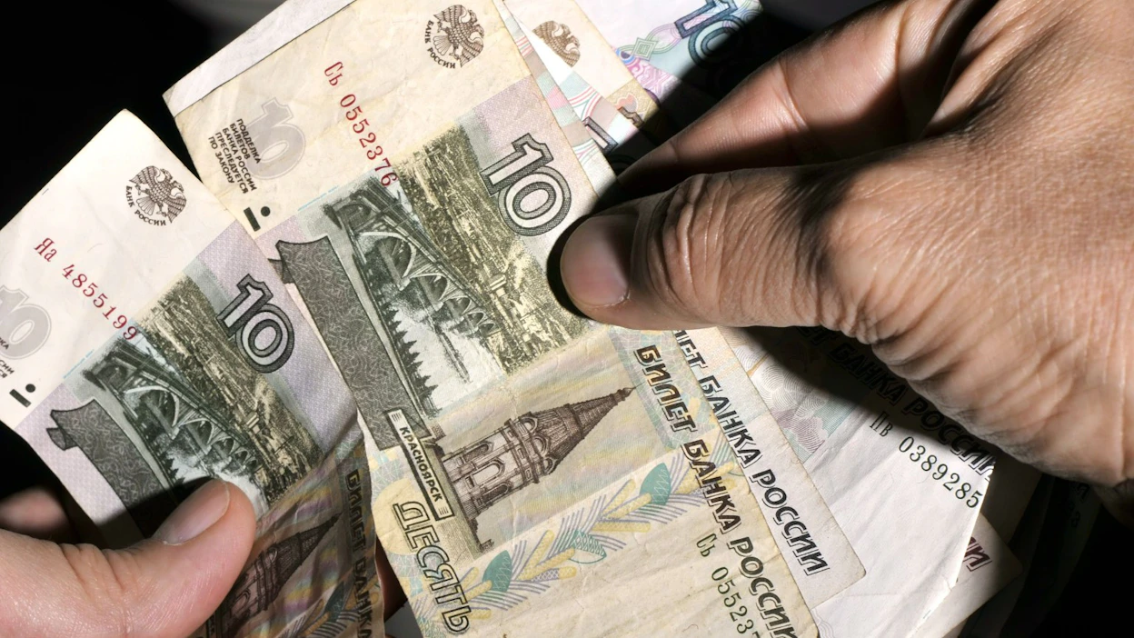 Suuret satsaukset sotateollisuuteen näkyvät Venäjällä investointien kasvuna, mutta niiden ei voi olettaa kasvattavan maan tuotannollista pääomaa ja tuottavuutta, kun suuri osa tuotetuista hyödykkeistä tuhoutuu lyhyessä ajassa, Suomen Pankki arvioi raportissaan. LEHTIKUVA/PEKKA SAKKI.