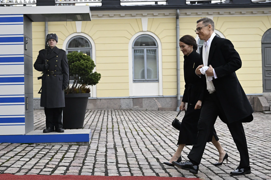 Tuleva presidentti Alexander Stubb saapui puolisonsa Suzanne Innes-Stubbin kanssa Presidentinlinnaan Helsingissä. LEHTIKUVA / Emmi Korhonen.