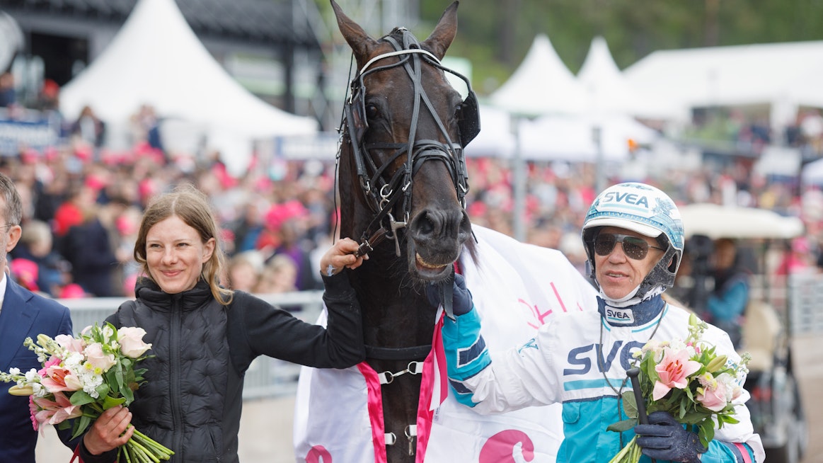 Don Fanucci Zet voitti Elitloppetin karsinnan, mutta laukkasi finaalissa lähtöön. Karsintavoittoa olivat juhlimassa hoitaja Ellinor Wennebring ja ohjastaja Örjan Kihlström