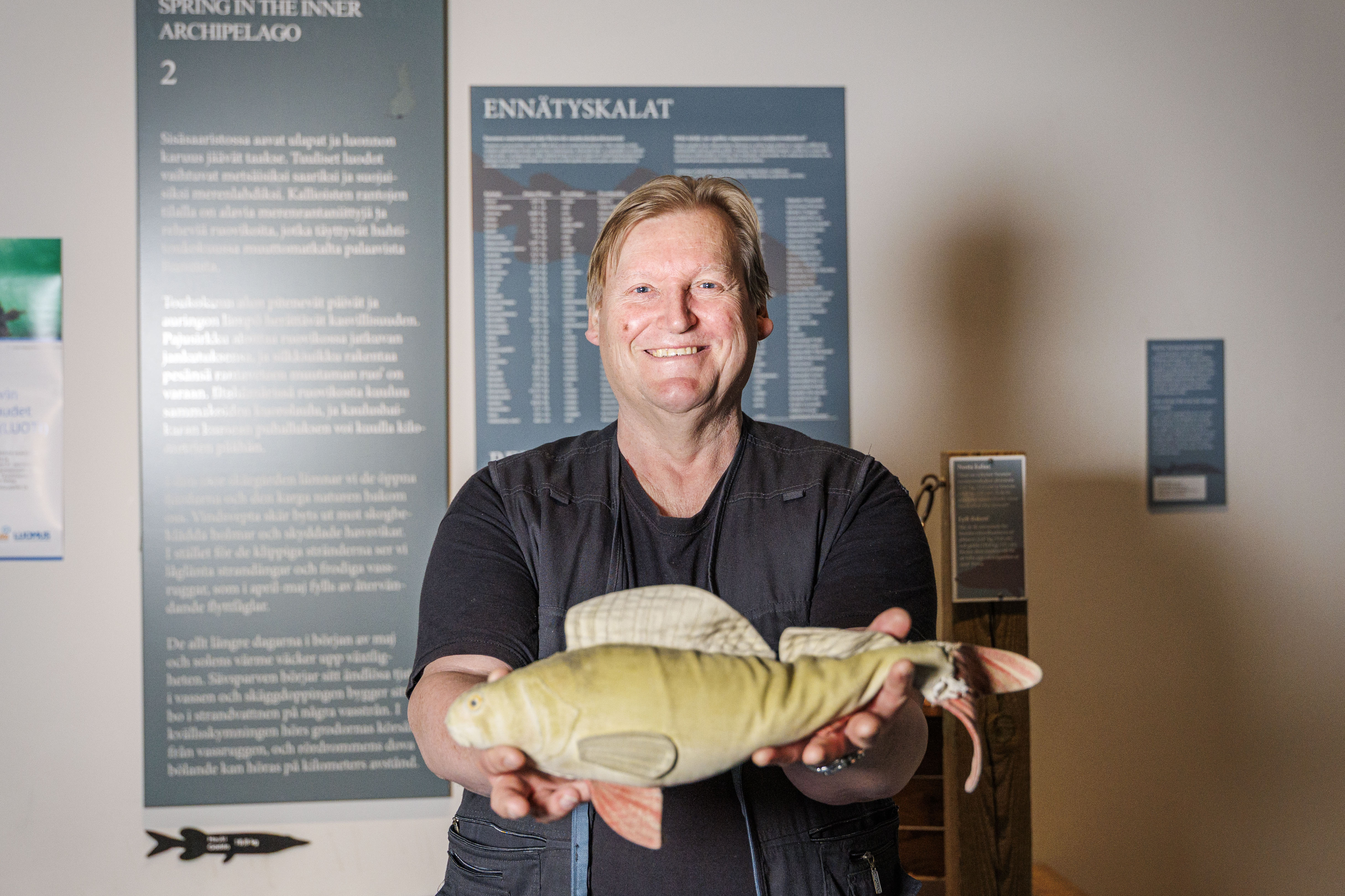 Kari Nyberg testaa luonnontieteellisessä museossa, miltä ennätyskala-ahvenen paino tuntuu. 