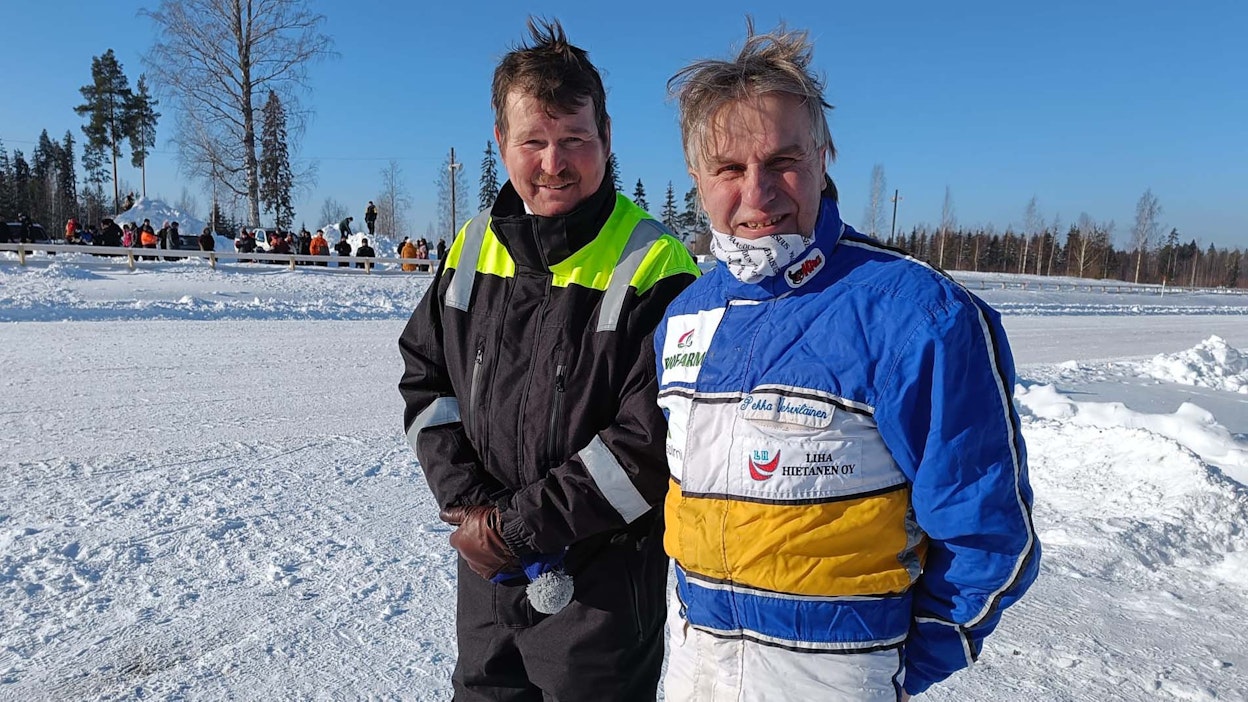 Pauli Raiviolle ja Pekka Vehviläiselle jaettiin kotiradan Hankasalmen paikallisraveissa sunnuntaina Suomen Hippos ry:n kultaiset ansiomerkit.
