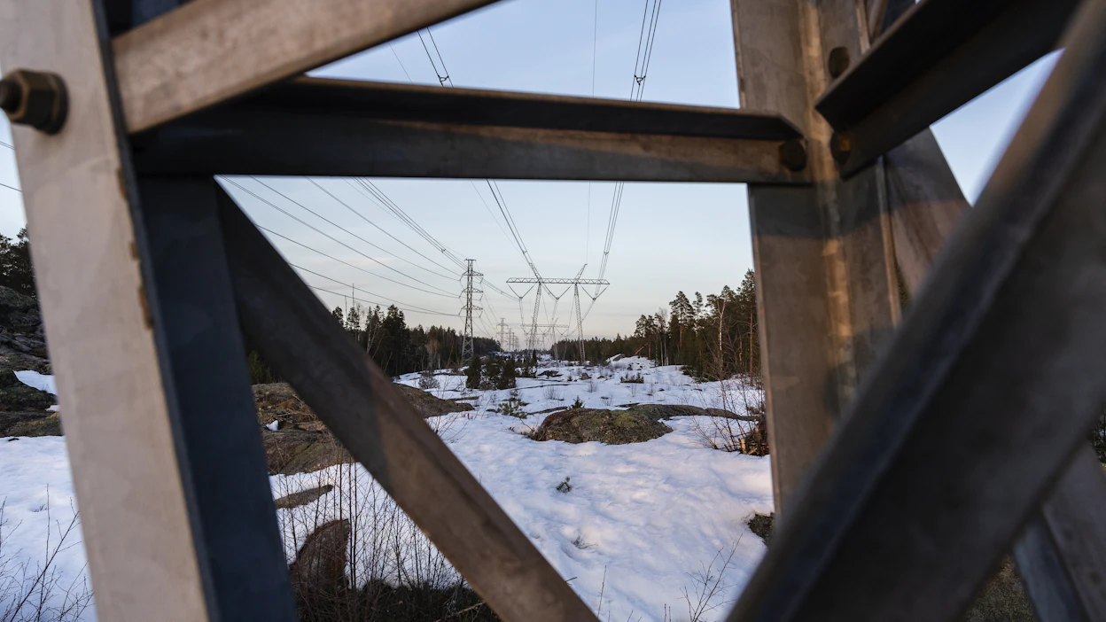 Haja-asutusalueilla sähkönsiirron perusmaksut ovat suhteellisesti suuremmat verrattuna siirtoverkkoihin kaupunkien alueilla. Korvaako siirron mahdollinen tehomaksu osan perusmaksusta?
