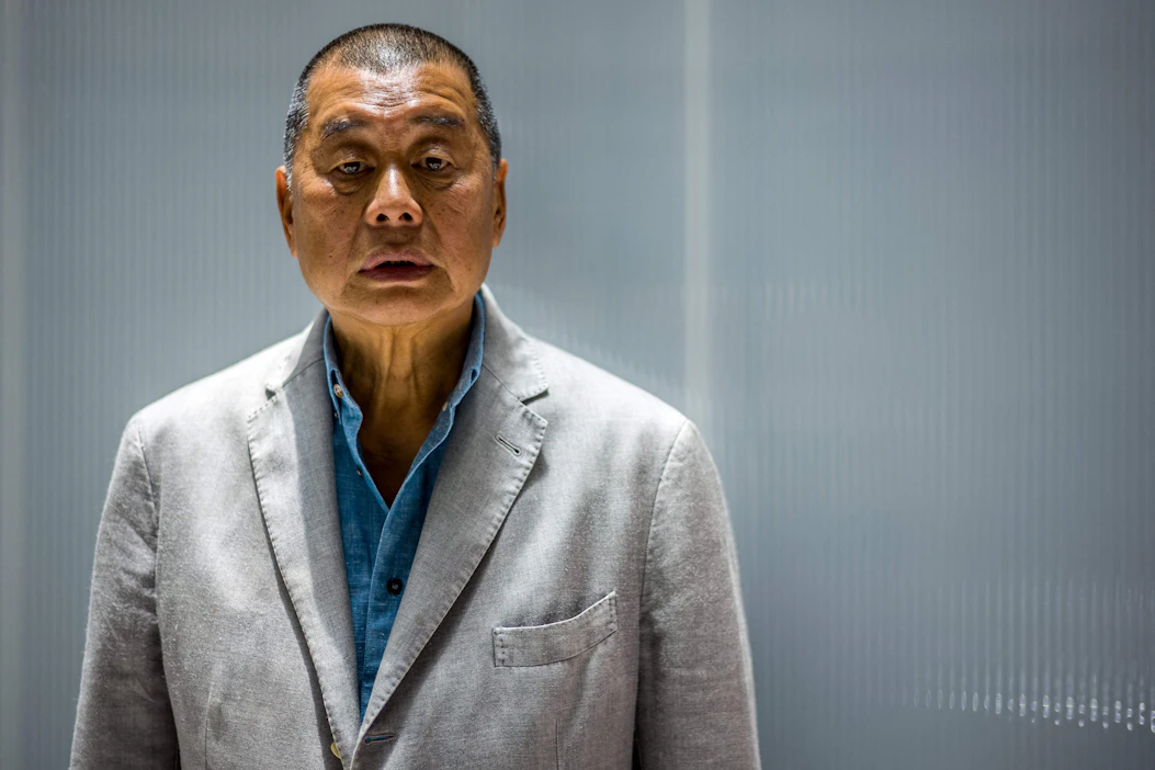 Nyt 78-vuotias Jimmy Lai on ollut telkien takana vuodesta 2020, jolloin hänet pidätettiin Kiinan masinoiman uuden turvallisuuslain nojalla. AFP / LEHTIKUVA.