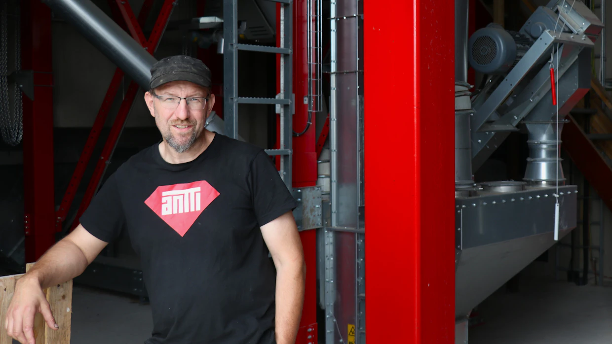 Pekka Karhukorven puintikauteen tuli huomattava helpotus, kun hän pääsi kuivaamaan automatiikan avustamana kaikki viljansa yhdessä, uudessa kuivurissa aiemman viiden kuivurin sijaan.