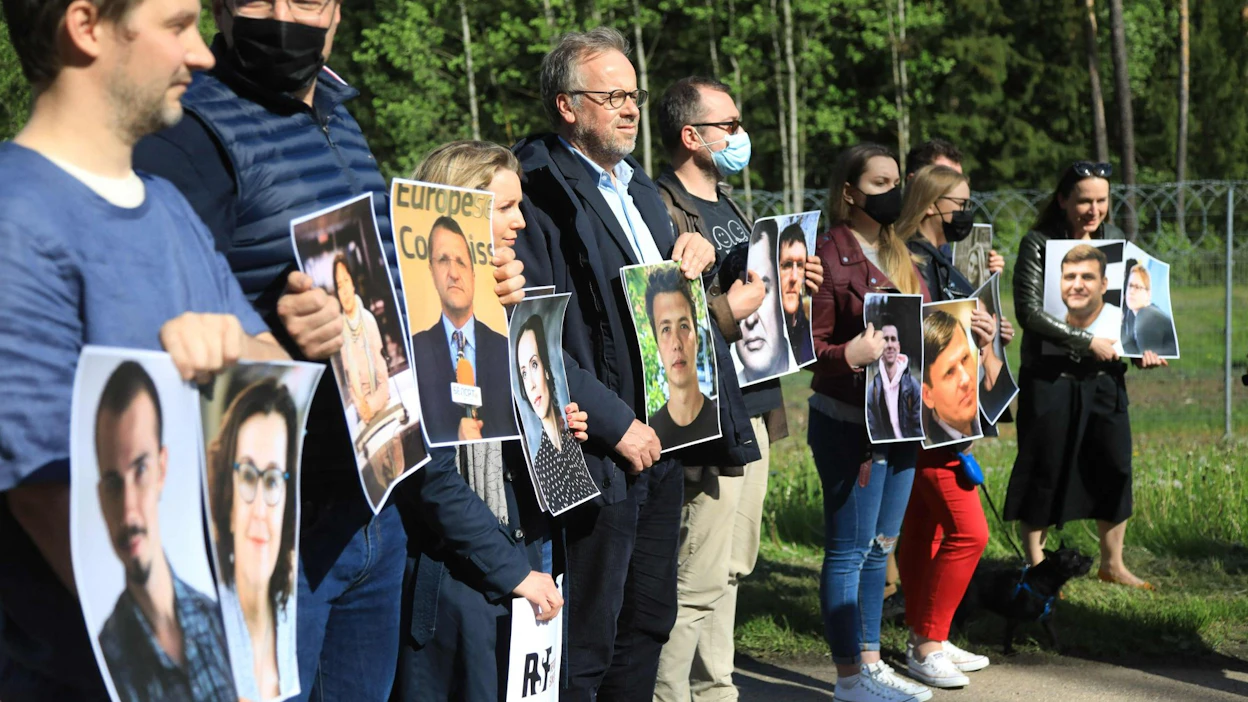 Liettuan ja Valko-Venäjän rajalla osoitettiin viime vuonna mieltä vangittujen valkovenäläisten journalistien puolesta. RSF:n mukaan Venäjän hyökkäyssota Ukrainassa on entisestään lisännyt toimittajiin kohdistuvia uhkia. LEHTIKUVA/AFP.