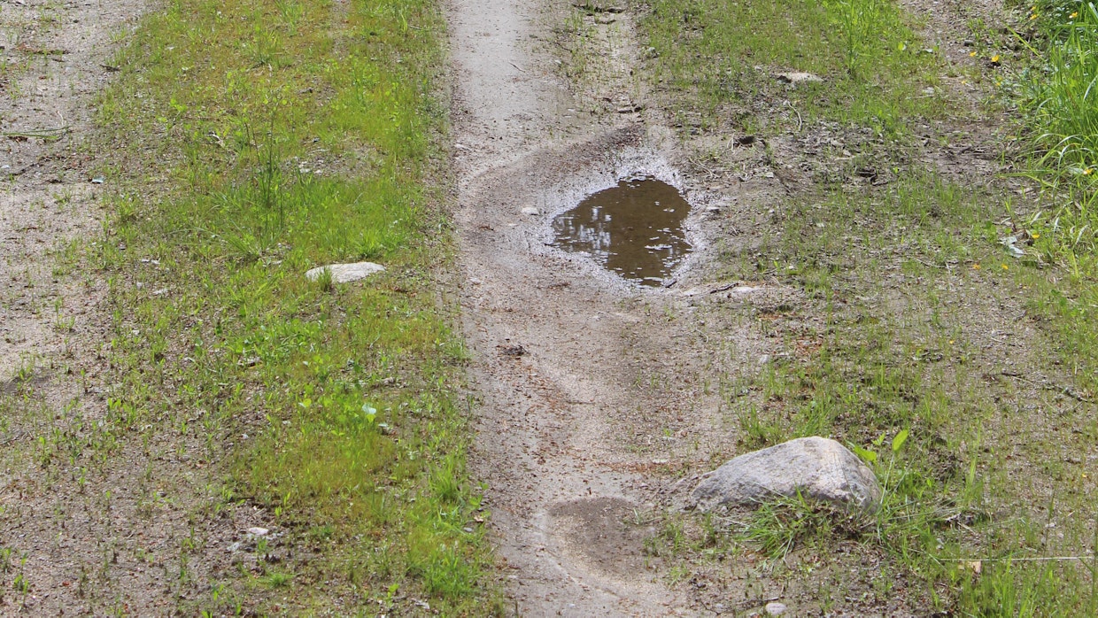 Erään kyläläisen tienpätkä oli päässyt sellaiseen kuntoon, että autoliikenne oli kelirikkoaikaan mahdotonta syvien raiteiden ja pintaan nousseiden isojen kivien takia. Kuivemmalla kaudella ajaminen onnistui pujottelemalla. Toiveena oli mahdollisimman halpa kunnostus, jonka jälkeen autoilu olisi edes hieman helpompaa.