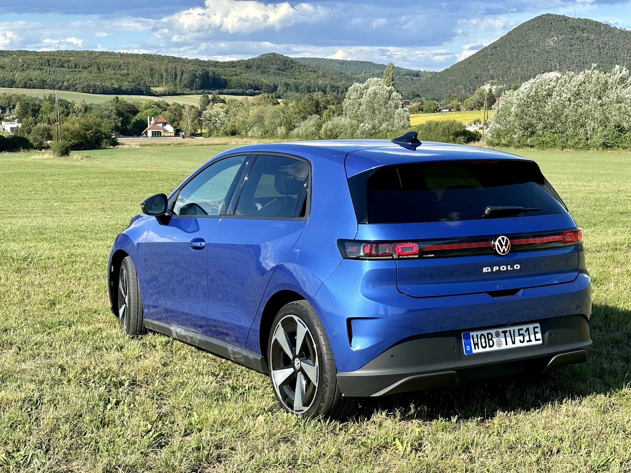 Auton tunnistaa Volskwageniksi myös takaa.