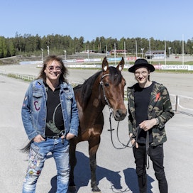 Popedan Costello ja Alex Hautamäki esiintyvät Teivon Ravikeskuksessa perjantaina 10. kesäkuuta Popedan radalla -suurtapahtumassa. Lehtikuviin uskaltatui muusikoiden lisäksi Teivon Ravikoulun Vertti.