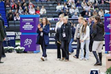Noora Pentti on toiminut ikäluokkaratsastajien lajikapteenina. Hän esitteli Silva Timoselle ja Angelina Appelqvistille myös Helsingin maailmancup-radan.