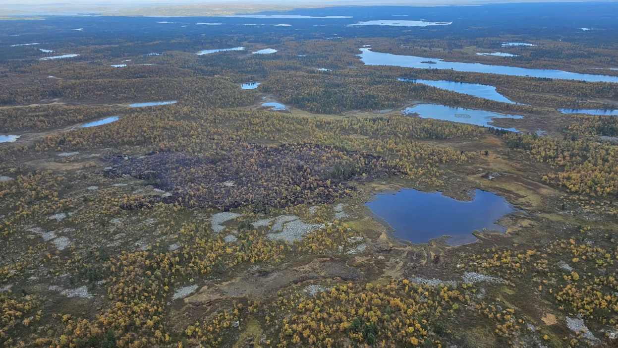 Inarin maastopalojen sammutuksessa ollaan siirtymässä paloalueen jälkivartiointiin. Lapin pelastuslaitoksen välittämässä kuvassa on sammunut paloalue Ahvenjärven alueella. LEHTIKUVA / Handout / Lapin pelastuslaitos.