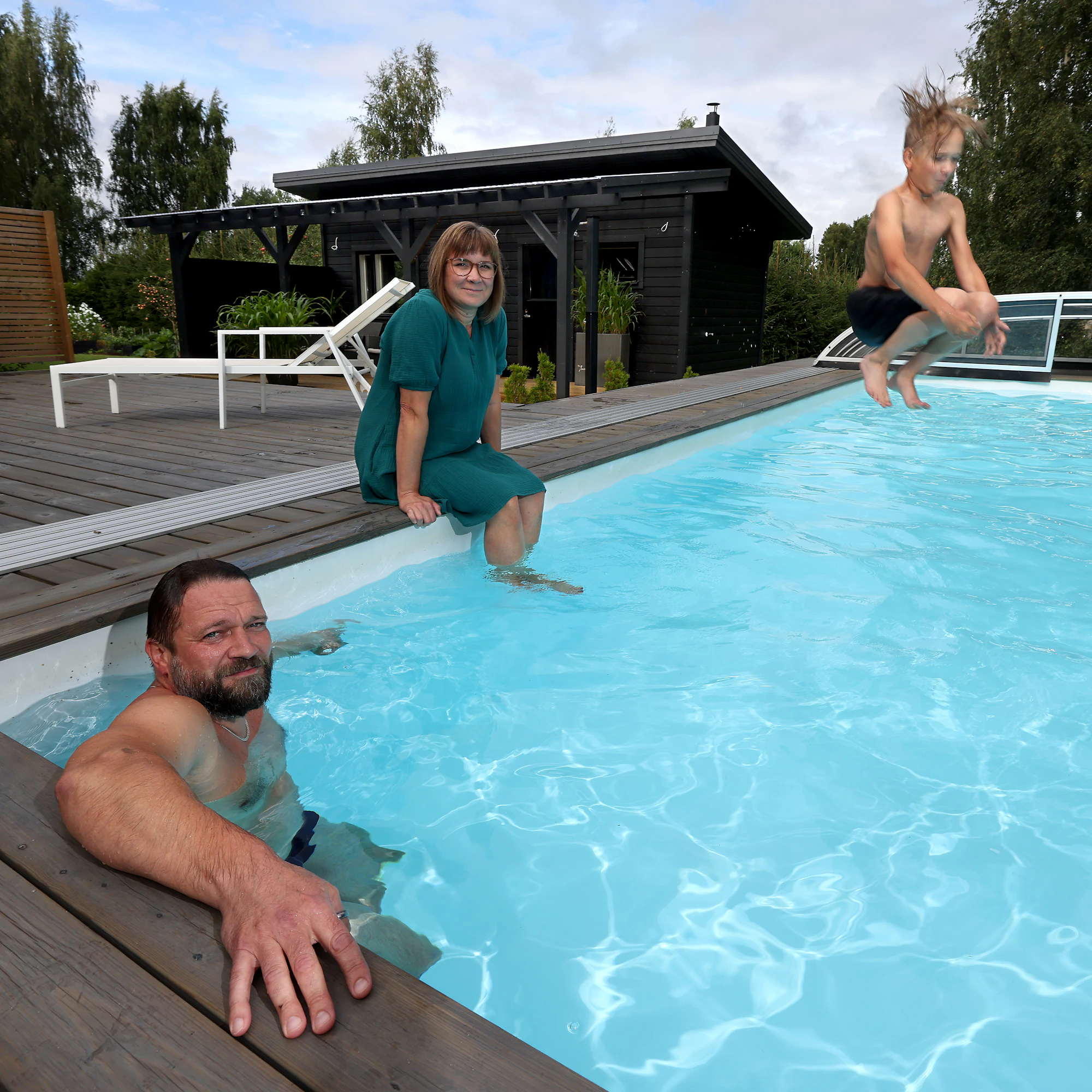 Juha ja Jenni Åman uivat kesällä lähes päivittäin omassa uima-altaassa. Leevi-poikaa kiinnostavat myös hypyt.