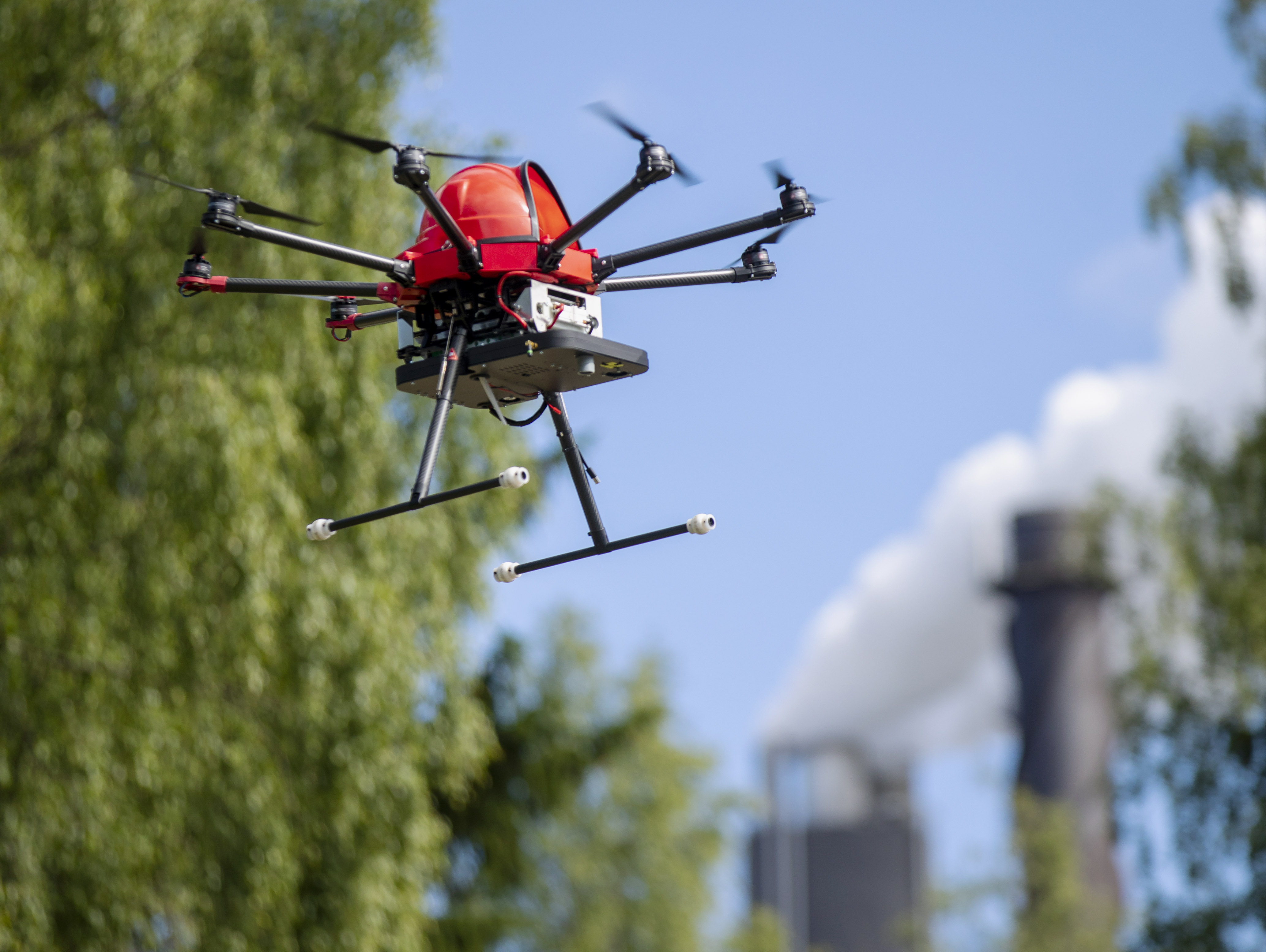 Drone-lennokkeja käytetään moniin eri tarkoituksiin, esimerkiksi kuvan laite valvoo tehdasaluetta tulipalojen ja tunkeutujien varalta Stora Enson Imatran tehdasalueella.