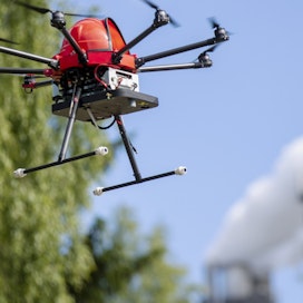 Drone-lennokkeja käytetään moniin eri tarkoituksiin, esimerkiksi kuvan laite valvoo tehdasaluetta tulipalojen ja tunkeutujien varalta Stora Enson Imatran tehdasalueella.