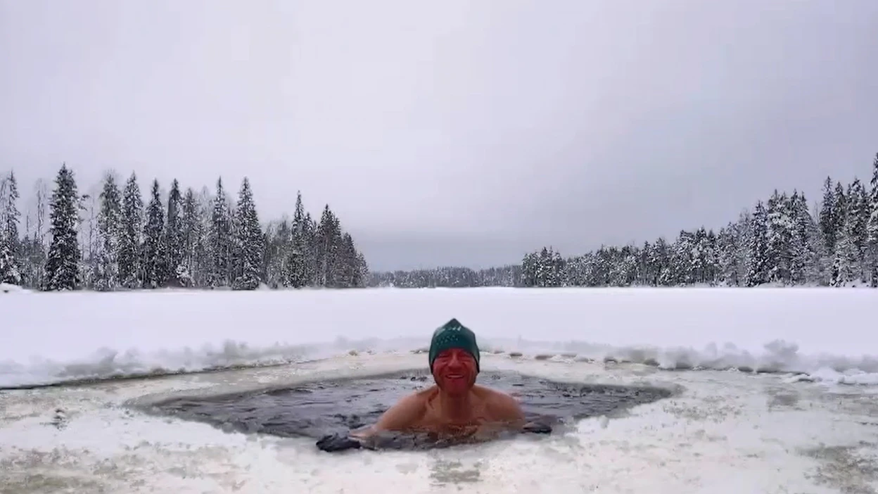 Juhani Mänttäri käyttää talviuinneillaan lämpöä eristäviä neopreenista valmistettuja tossuja, käsineitä ja pipoa.